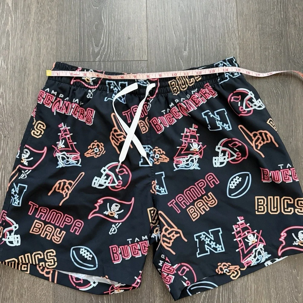Chubbies NFL Tampa Bay Buccaneers Mens 6'' Inseam Lined Swim Trunks Large Bucs